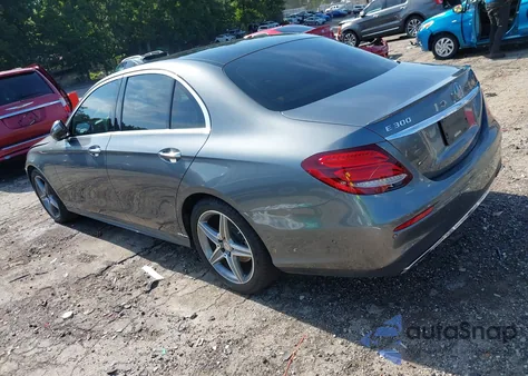 2017 Mercedes-Benz E 300 300 z USA, uszkodzony, nr VIN WDDZF4JB8HA037189